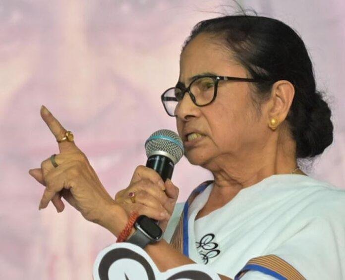ममता 0 Mamta Banerjee ने भारतीय निर्वाचन आयोग के साथ ही भाजपा को निशाने पर लिया। बोलीं कि 19 लाख EVM अब भी गायब हैं। हमने उनकी कई बार टोह ली और पता कराया। फर्जी ईवीएम लाकर वे (भाजपा वाले) इसमें मिला दे रहे हैं। ज