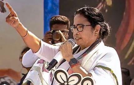 Interesting Political Fight : पीएम मोदी बोले – मेरे जीवन में रामकृष्ण मिशन की बड़ी भूमिका, बैकफुट पर आईं ममता ने तुरंत की जवाबी सभा बैकफुट पर आईं मुख्यमंत्री ममता बनर्जी ने विष्णुपुर में आननफानन में आयोजित जनसभा में इसी मसले पर सफाई देते नहीं अघाईं और उसी क्रम में पीएम मोदी को यथासंभव आड़े हाथ भी लिया।