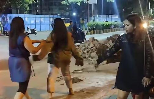 Viral - High Voltage Drama : नशे में टल्ली युवतियों ने काटा बवाल, पुलिस के कपड़े तक फाड़ डाले, गई सलाखों के पीछे लड़कियों की हुडदंग का यह वीडियो सोशल मीडिया पर वायरल होने के बाद पुलिस एक्शन में आई। पुलिस ने इन लड़कियों के खिलाफ मामला दर्ज किया है।