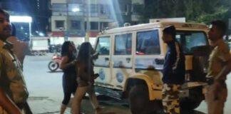 Viral - High Voltage Drama : नशे में टल्ली युवतियों ने काटा बवाल, पुलिस के कपड़े तक फाड़ डाले, गई सलाखों के पीछे