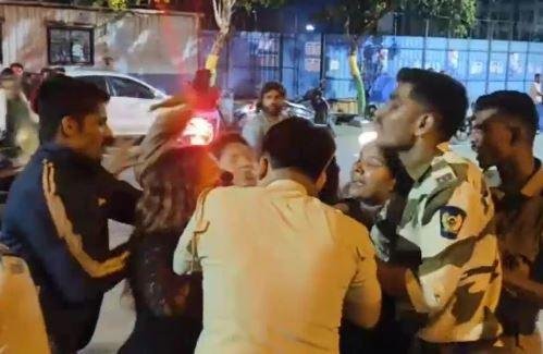 Viral - High Voltage Drama : नशे में टल्ली युवतियों ने काटा बवाल, पुलिस के कपड़े तक फाड़ डाले, गई सलाखों के पीछे पालघर के विरार में तीन युवतियां शराब पीने के बाद नशे में टल्ली हो गईं। लड़कियों ने पुलिस द्वारा पब एंड बार रेस्टोरेंट से बाहर निकालने को लेकर बदसलूकी की और उनके वर्दी को फाड़ दिया।