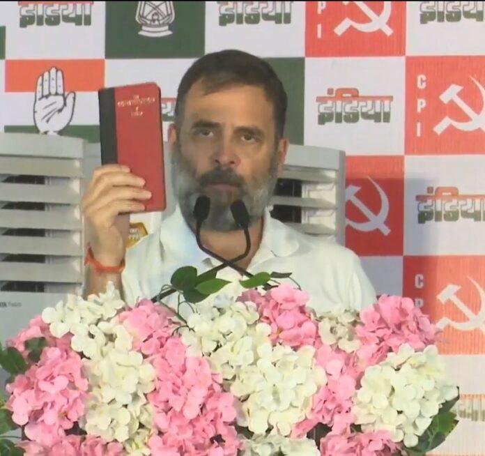 सिंहभूम में कांग्रेस नेता राहुल गांधी ने जनसभा को संबोधित किया. राहुल गांधी ने भाजपा पर खूब हमला बोला.