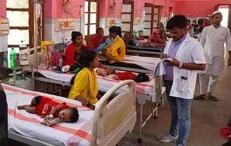 भीषण गर्मी के कारण वाराणसी के अस्पतालों में मरीजों की संख्या बढ़ गई है। लोगों को सिर और पेट दर्द की शिकायतें ज्यादा हो रही हैं। बीएचयू, मंडलीय और जिला अस्पताल के साथ सीएचसी-पीएचसी केंद्रों पर जाकर लोग अपना इलाज करा रहे हैं। 