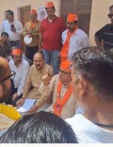 Before Nomination of PM Modi : वाराणसी में भाजपा विधायक का किया जनता ने किया विरोध, किया घेराव भाजपा विधायक सौरभ श्रीवास्तव तत्काल मोबाइल पर वहीं से कमिश्नर और एडीएम सिटी से बात भी की तब जाकर लोग शांत हुए।