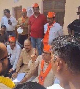 Before Nomination of PM Modi : वाराणसी में भाजपा विधायक का किया जनता ने किया विरोध, किया घेराव विधायक सौरभ श्रीवास्तव ने स्थिति को संभालते हुए नाराज लोगों को शांत कराने के लिए लिखित आश्वासन देने की बात कही।