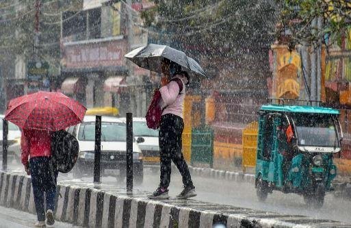 Jharkhand Weather Update 11-05-2024: आज भी राज्य में कई हिस्सों में तेज हवाओं के साथ गरजेंगे बदरा, 9 जिलों में गंभीर अलर्ट Jharkhand Weather विभाग के रांची केंद्र की जारी विशेष बुलेटिन में कहा गया है कि 11 मई को धनबाद, देवघर, जामताड़ा, दुमका, पाकुड़, गोड्डा और साहिबगंज के अलावा सराइकेला-खरसावां और पूर्वी सिंहभूम में कई स्थानों पर तेज हवाओं के साथ बादलों के गर्जन के साथ ही कहीं -कहीं तेज बारिश की स्थिति बनेगी।