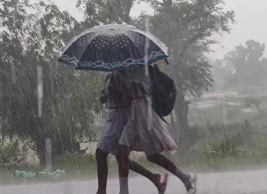 Jharkhand Weather Update 11-05-2024: आज भी राज्य में कई हिस्सों में तेज हवाओं के साथ गरजेंगे बदरा, 9 जिलों में गंभीर अलर्ट Jharkhand Weather विभाग के रांची केंद्र की जारी विशेष बुलेटिन में कहा गया है कि 11 मई को धनबाद, देवघर, जामताड़ा, दुमका, पाकुड़, गोड्डा और साहिबगंज के अलावा सराइकेला-खरसावां और पूर्वी सिंहभूम में कई स्थानों पर तेज हवाओं के साथ बादलों के गर्जन के साथ ही कहीं -कहीं तेज बारिश की स्थिति बनेगी।