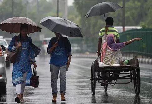 Jharkhand Weather विभाग के रांची केंद्र के अनुसार, बंगाल की खाड़ी से पश्चिम बंगाल, उड़ीसा के तटीय इलाकों से बने चक्रवाती गतिविधियों के चलते शनिवार 11 मई को Jharkhand में कहीं-कहीं तेज गर्जन के साथ तेज हवाएं चलेंगी।