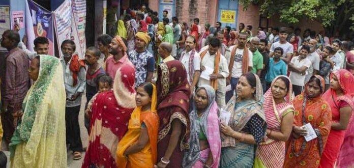 Third Phase Voting में मंगलवार सुबह 7 से अपराह्न 3 बजे के बीच कुल 50.71 फीसदी वोटिंग हो चुकी है।