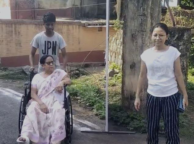 छठें चरण के लोकसभा चुनाव के मतदान के दौरान राजधानी दिल्ली से लेकर पश्चिम बंगाल, जम्मू-कश्मीर की अनंतनाग-राजौरी, ओडिशा की पुरी सीट पर कई बूथों पर ईवीएम खराब होने की शिकायत सामने आई है। 