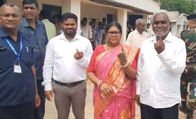 अपराह्न 3 बजे तक राज्य के खूंटी में 59.97 फीसदी, सिंहभूम में 57.62 फीसदी, लोहरदगा में 56.72 फीसदी और पलामू में 53.35 फीसदी वोटिंग हो चुकी थी। 