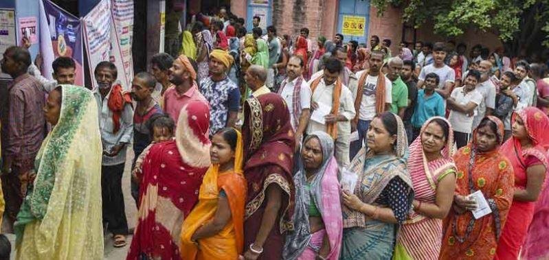 Third Phase Voting में मंगलवार सुबह 7 से अपराह्न 3 बजे के बीच कुल 50.71 फीसदी वोटिंग हो चुकी है।