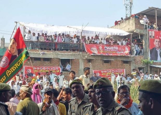 भदोही में अखिलेश यादव का भाषण सुनने के लिए जनसैलाब उमड़ पड़ा। जनसभा स्थल पर तो लोगों की भीड़ लगी ही थी, आसपास के घरों की छतों पर लोग अखिलेश यादव की जनसभा देखने के लिए खड़े हुए थे।