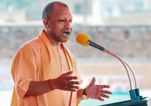 CM Yogi ने समाजवादी पार्टी के वरिष्ठ नेता और पूर्व मंत्री आजम खान को लेकर कहा कि ये उस महाभारत परिवार के एक और "काका श्री" हैं। जब द्रौपदी का चीरहरण हो रहा था, तो दुर्योधन और दुशासन के सामने हर कोई चुप था। 