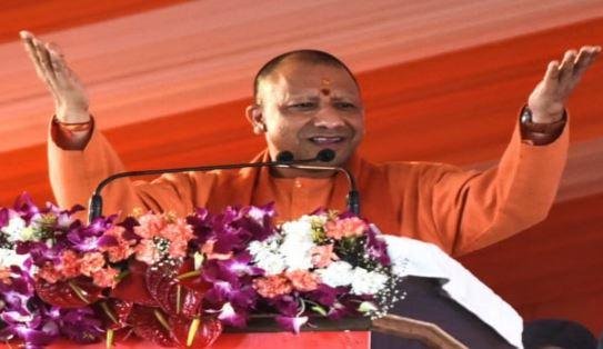 CM Yogi ने कहा कि जो भी दंगा करेगा उस पर डंडा तो चलेगा ही। यूपी में दंगा करने वालों को सात पीढ़ी तक जुर्माना भरना होगा। आज प्रदेश की बहन-बेटियां सुरक्षित हैं। अब अपराधी गले में तख्ती डालकर जान की भीख मांगने पर मजबूर है। 