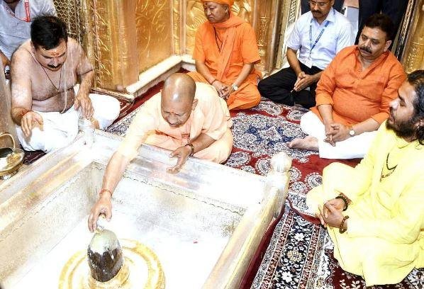 CM Yogi ने कहा कि सभी माफिया नेताओं की अर्जित संपत्तियों को जब्त किया जाएगा और इसे गरीबों, अनाथों, महिला संरक्षण गृहों व दिव्यांगों के घरों के लिए आवंटित कर दिया जाएगा। CM Yogi ने कहा कि माफिया की अवैध जमीनों पर अस्पताल और स्कूल बनाए जाएंगे। 