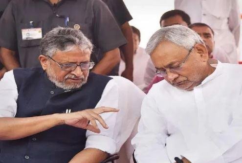 दिवंगत सुशील मोदी के सांगठनिक जीवन का आरम्भिक स्थान काशी था। घर और कार्यस्थल पर नित्य प्रति भेंट होती थी। साइकिल पर बैठकर संगठन की यात्रा होती थी। तब वाराणसी में गोविन्दाचार्य, रामदुलार राय, अशोक राय, पद्मश्री अशोक भगत आदि साथ-साथ रहकर ABVP के लिए काम करते थे।