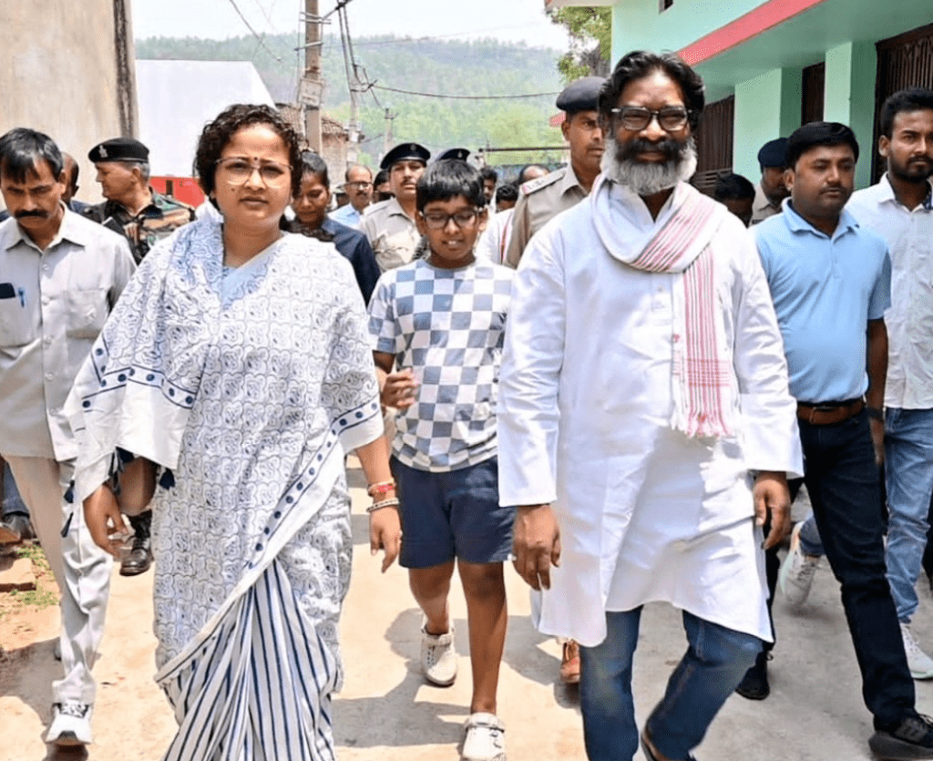 गुरुजी लुक में हेमंत.... मोदी लुक में हेमंत