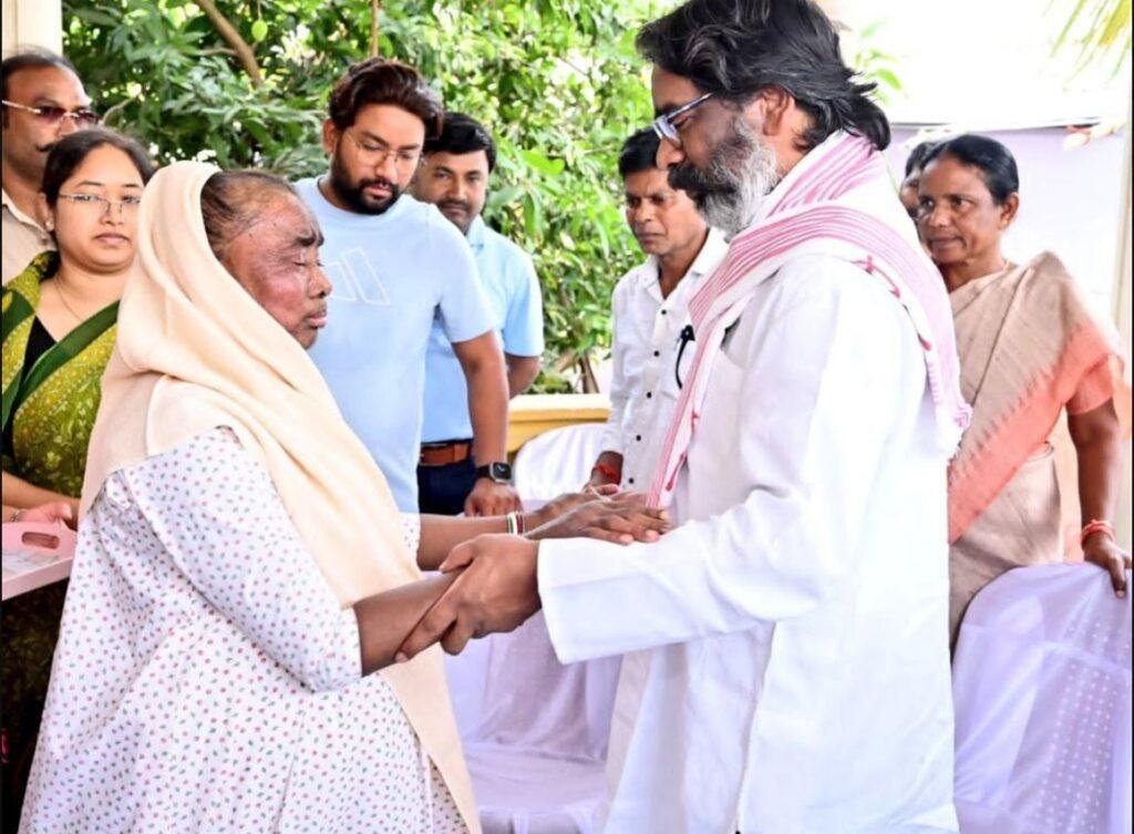 अपने पैतृक गांव नेमरा पहुंचे HEMANT SOREN , पैर छूकर लिया पिता का आशीर्वाद