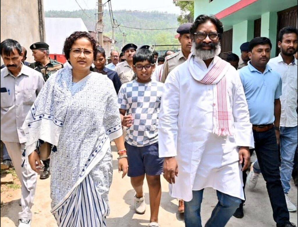अपने पैतृक गांव नेमरा पहुंचे HEMANT SOREN , पैर छूकर लिया पिता का आशीर्वाद
