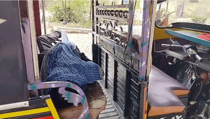 Giridih : टायर फटने से सवारी वाहन असंतुलित होकर खम्भे से टकराई, एक की मौत, तीन जख्मी