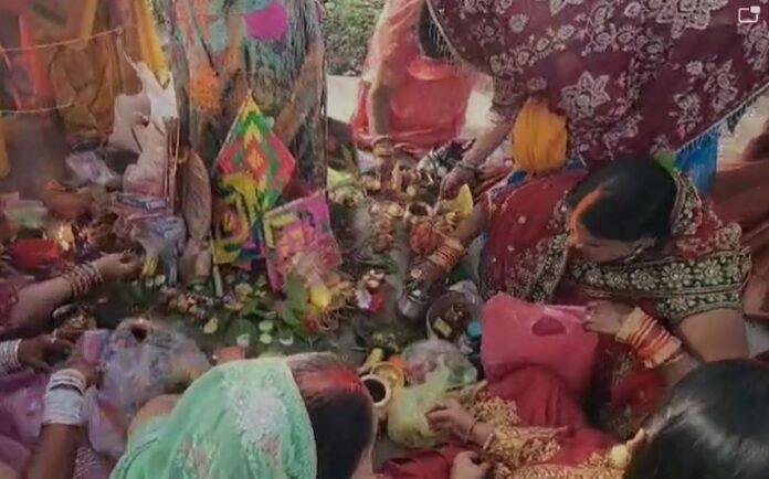 स्लग- वट सावित्री पूजा कर महिलाओं ने की पति की दीर्घायु होने की कामना