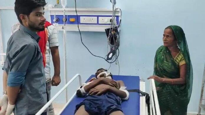 अनियंत्रित होकर सवारी से भरी ऑटो पलटी, चचेरे भाई व चालक समेत 3 जख्मी