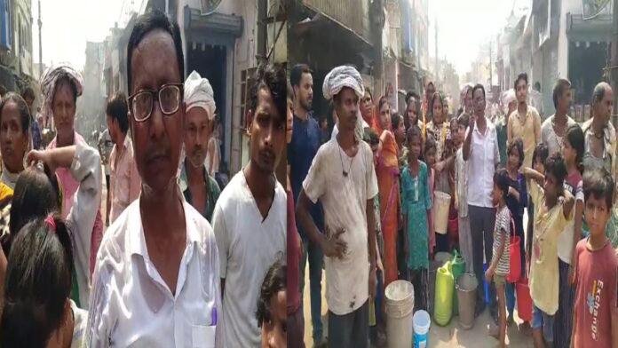 बिजली-पानी को लेकर प्रदर्शन, हाथ में बाल्टी लेकर जिला प्रशासन के खिलाफ की नारेबाजी