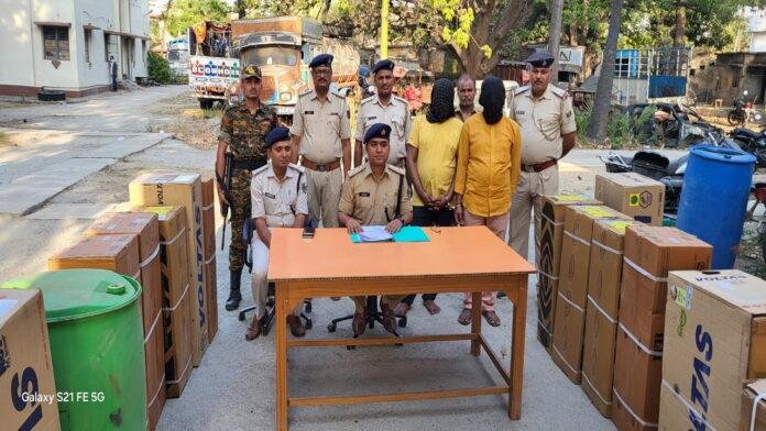 चोरी की घटना को अंजाम देने में प्रयुक्त एक ट्रक सहित 2 शातिर चोर गिरफ्तार