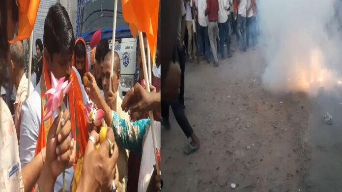 रविशंकर के जीत के बाद बीजेपी के नेताओं ने बांटे लड्डू, फोड़े पटाखे