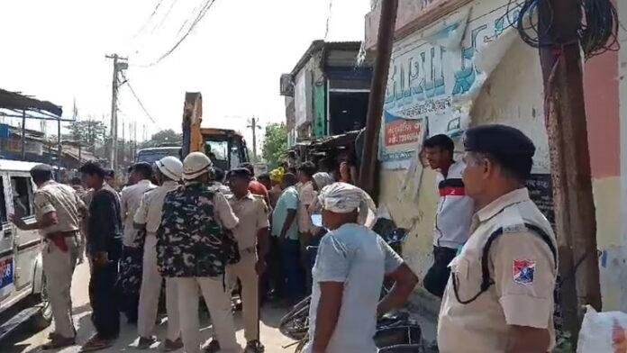 Bagaha Police रेल विभाग के अधिकारियों ने रेल भूमि पर अवैध रूप से किए अतिक्रमण को कराया मुक्त
