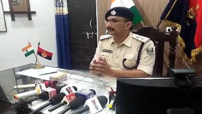 Bagaha Police Arr व्यापारी एवं शिक्षक से रंगदारी मांगने के मामले में 3 अपराधी गिरफ्तार