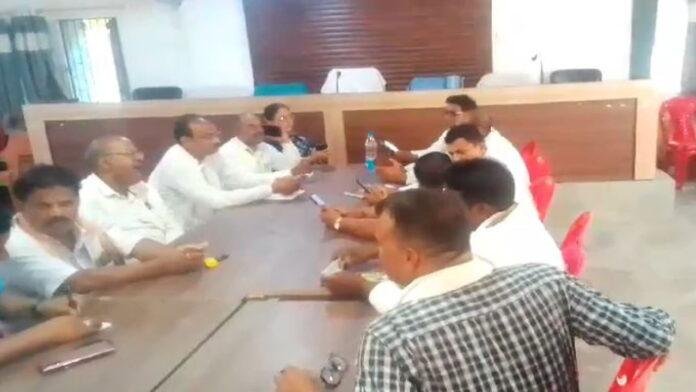 प्रखंड सभागार में विभिन्न समस्याओं को लेकर मुखिया संघ की हुई बैठक