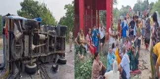 पिकअप से टक्कर के बाद गड्ढे में गिरी बस, 6 घायल