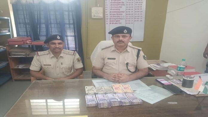 Bhagalpur Police व्यापारी की बाइक की डिक्की तोड़ लूटी हुई रकम बरामद