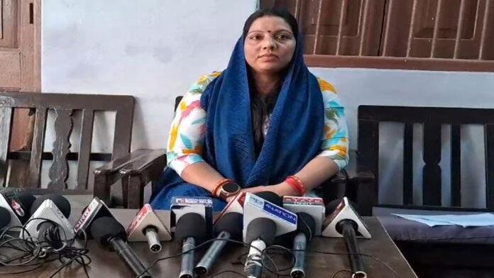 मामूली विवाद में बाइक सवार युवकों ने दंपति व पुत्र को पीटा, पीड़िता ने लगाई न्याय की गुहार