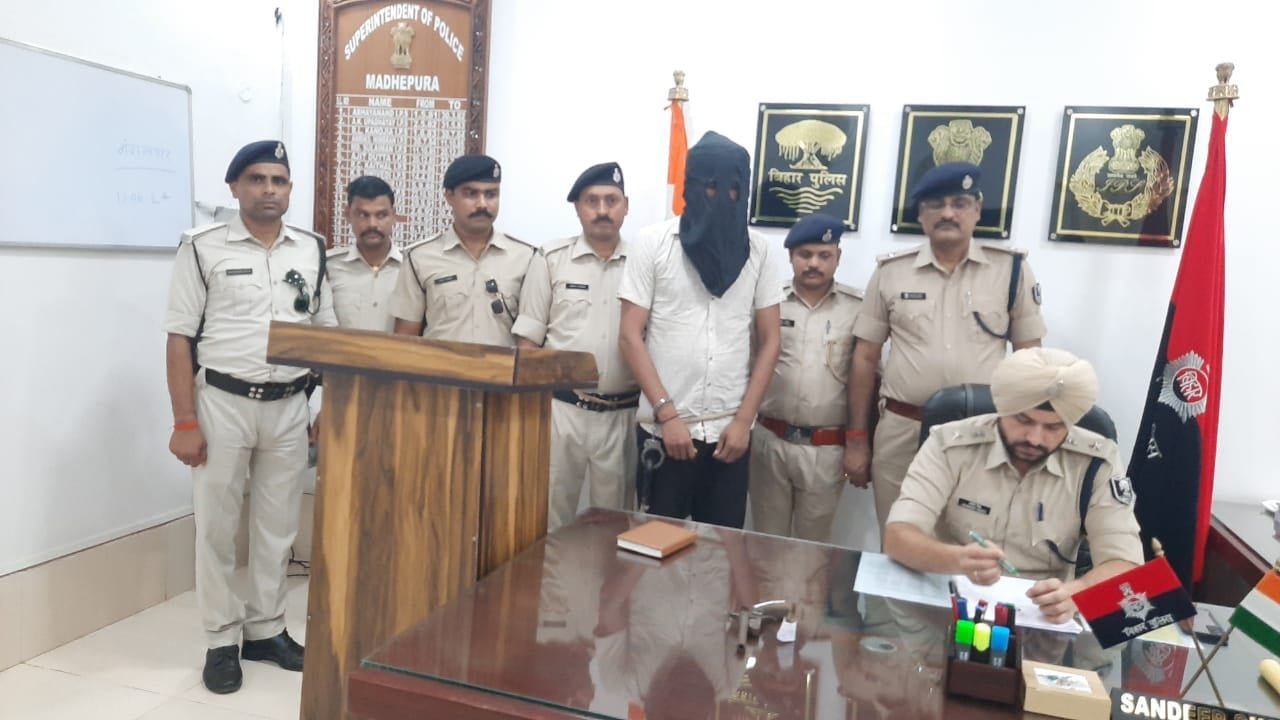 कड़ी मेहनत के बाद पुलिस के हत्थे चढ़ा 25 हजार का इनामी अपराधी