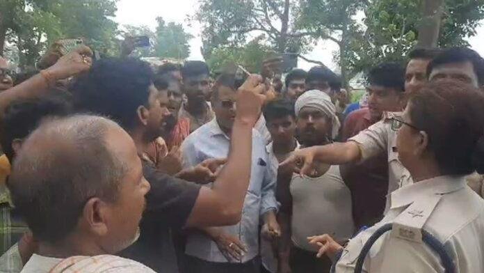 दिनदहाड़े अपराधियों ने गल्ला व्यापारी के साथ मारपीट कर लूटे रुपए, लोगों ने किया सड़क जाम