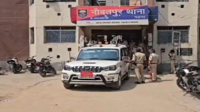 घर में रह रही अकेली लड़की को देखकर गांव के युवक ने किया दुष्कर्म