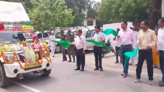 जिलाधिकारी ने किसान जागरूकता रथ को हरी झंडी दिखाकर किया रवाना