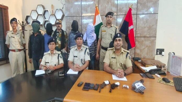पिस्टल के साथ 4 युवक को पुलिस में किया गिरफ्तार