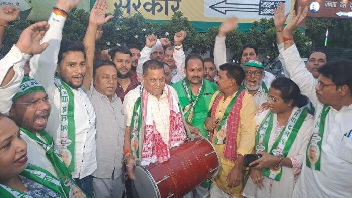 मोदी का तीसरी बार प्रधानमंत्री पद की शपथ लेना स्वागत योग्य, नीरज ने खुशी में बजाए ढोल