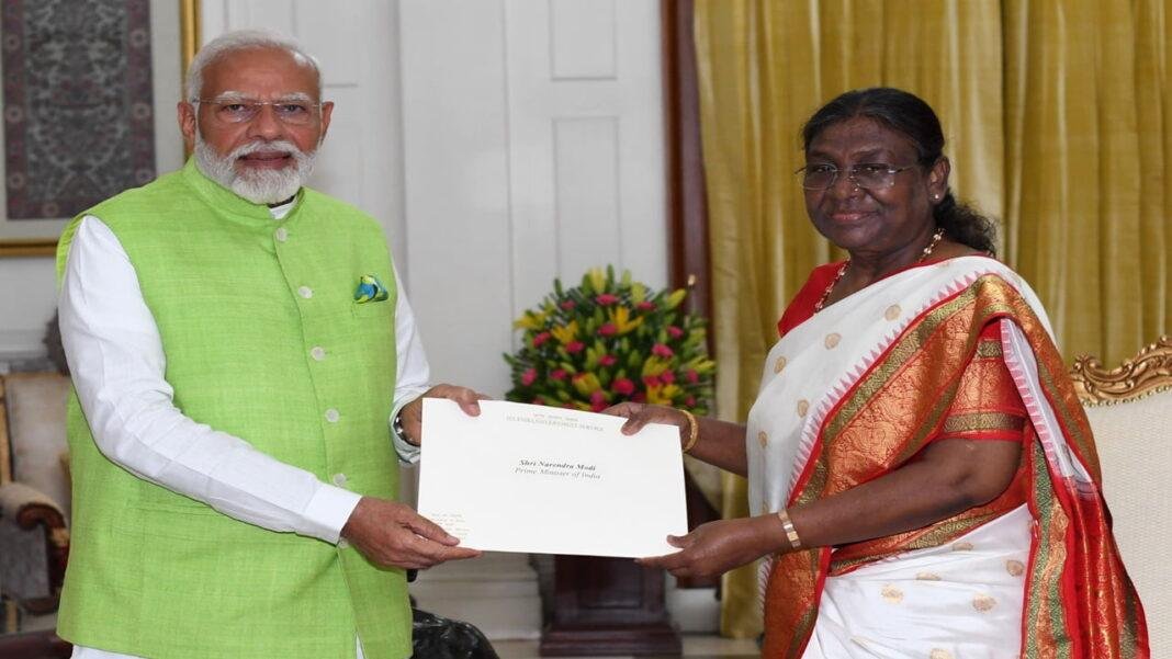 Big Breaking : राष्ट्रपति भवन पहुंचे PM मोदी, सरकार भंग करने की करेंगे सिफारिश