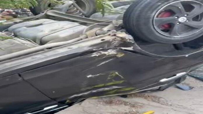 अटल पथ पर तेज गति से जा रही कार डिवाइडर से टकरा कर पलटी