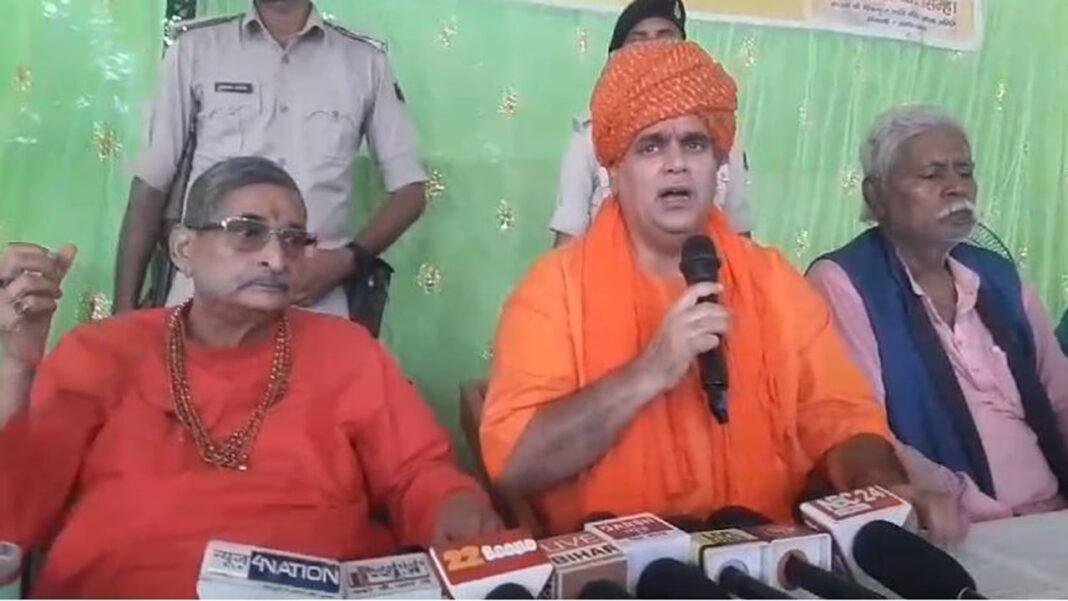 चित्रगुप्त मंदिर में पहुंचे स्वामी चक्रपाणि महाराज, कह कई बड़ी बातें