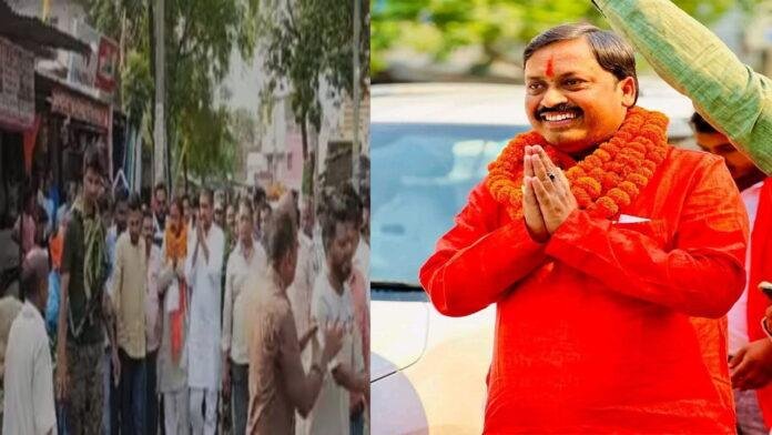 Sunil Kumar वाल्मीकि नगर सीट से जीत के बाद लोगों का अभिनंदन करते दिखे सुनील सिंह