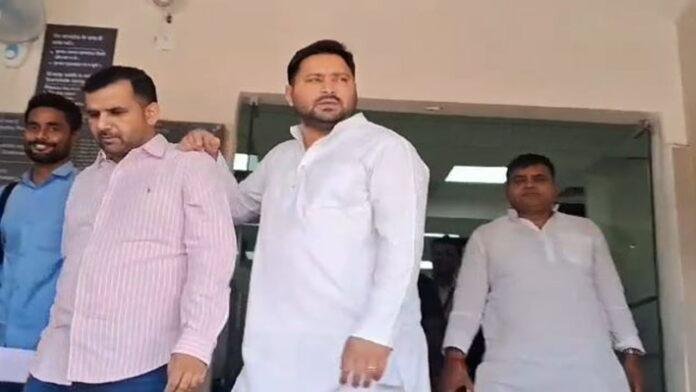 तेजस्वी ने पत्रकारों पर ली चुटकी, कहा- आपलोग नजर लगा देतें हैं इसलिए नहीं जाते हैं विदेश