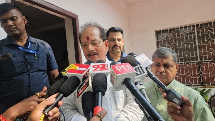 विजय सिन्हा ने राहुल को बताया 'पप्पू', कहा- क्यों छोड़कर भागे थे अमेठी