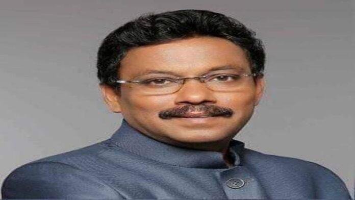 बिहार बीजेपी प्रभारी तावड़े पहुंचे पटना, पार्टी की आंतरिक बैठक में लेंगे हिस्सा