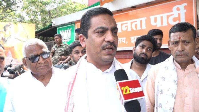 में भवनाथपुर से भाजपा विधायक भानु प्रताप शाही ने काफी अहम बयान दिया है। उन्होंने सीधे तौर खुलकर कहा कि संपन्न हुए लोकसभा चुनाव भाजपा उन्हीं सीटों पर झारखंड में हारी, जहां आदिवासियों की संख्या घट गई है और मुसलमानों की संख्या बढ़ गई है।